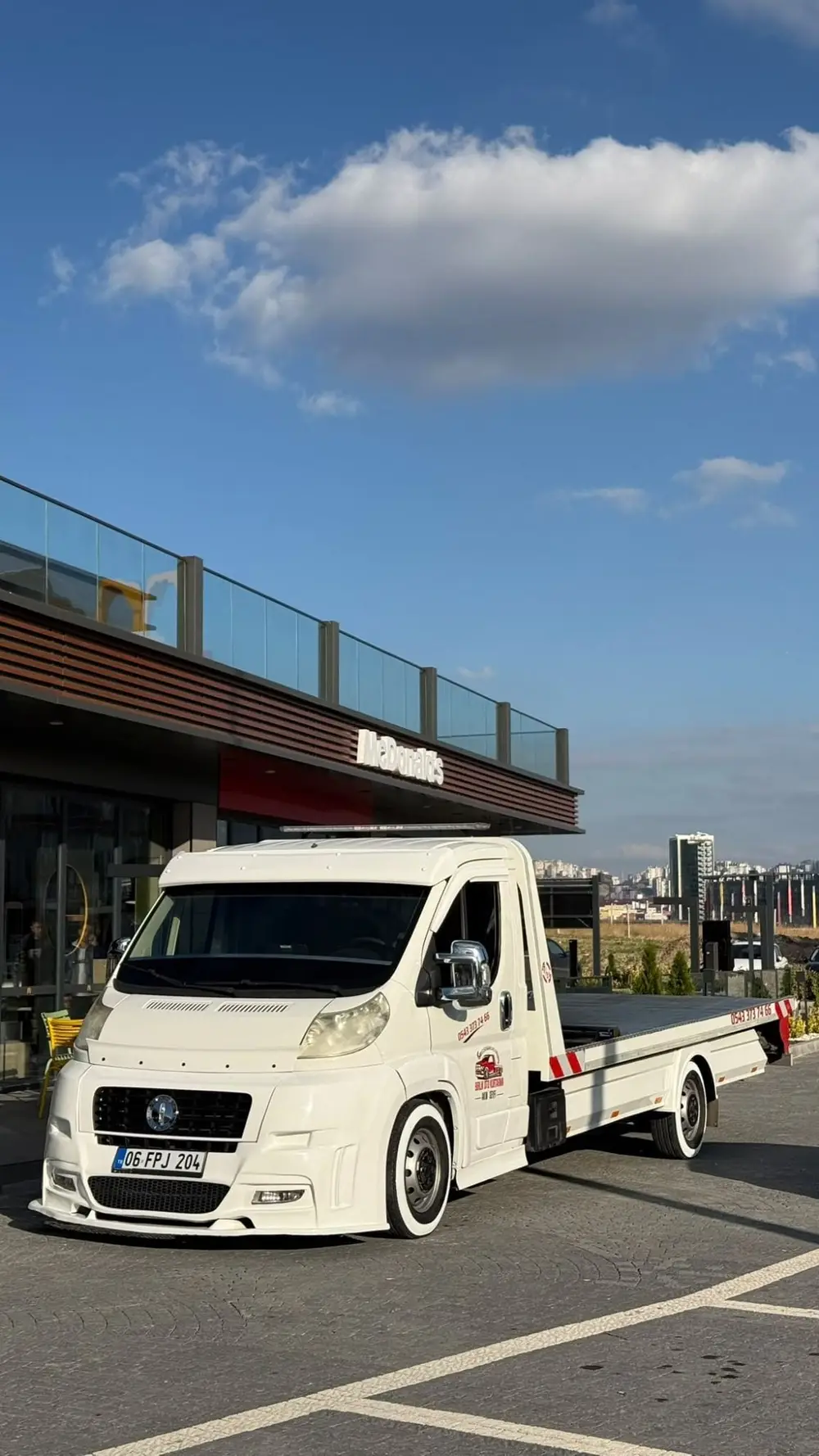 Birlik Oto Kurtarma'nın beyaz kayar kasalı çekicisi, açık havada park halinde